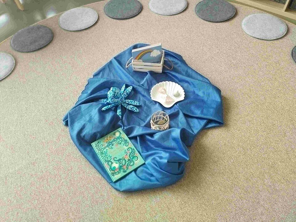 Buch- und Leseangebot im Sitzkreis