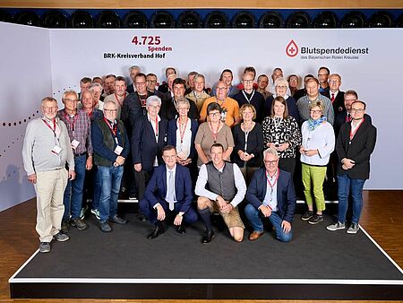 Gruppenfoto von geehrten Blutspendern