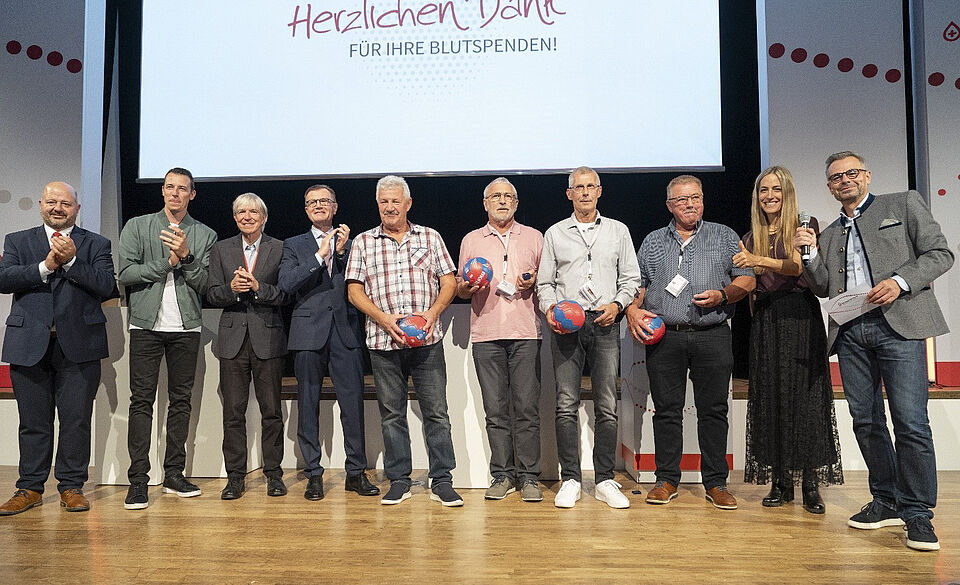 2026_Ehrung_Oberfranken__2__edited_meiste_Spenden Die Geehrten mit den meisten Spenden präsentieren sich dem Publikum