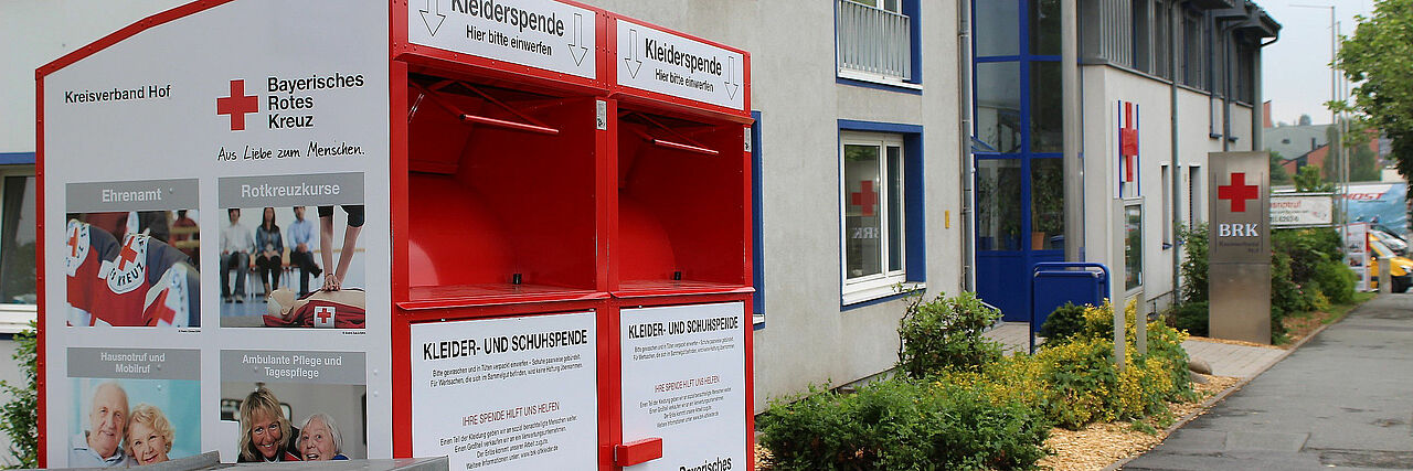 Kleidercontainer_IMG_0524_edited.jpg Kleidercontainer stehen vor dem Gebäude des BRK-Kreisverbandes Hof