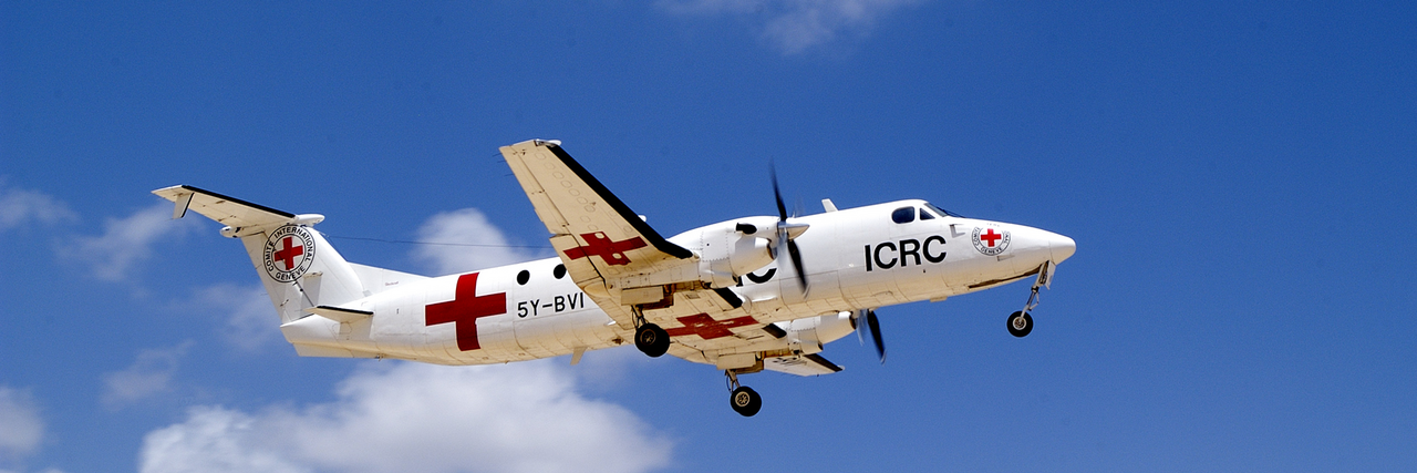 Ein Flugzeug des Internationalen Roten Kreuzes am Himmel