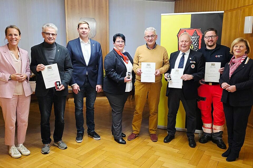 Gruppenbild der Geehrten BRK-Mitglieder zusammen mit Eva Döhla, Angela Bier, Silvia Mailänder und Jörg von der GrünJörg von der Grün 
