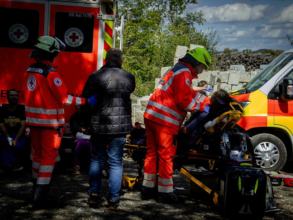 Verletzte werden neben einem RTW versorgt