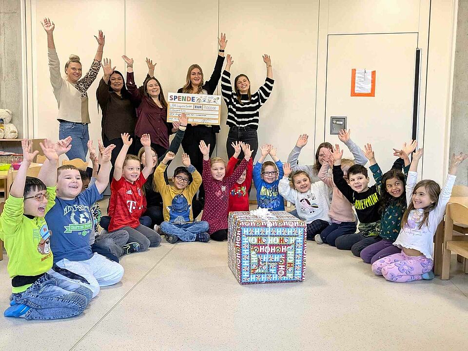 PXL_20251218_084009620.MP Kinder und Kita-Leitung freuen sich über den Spendenscheck und das Geschenk