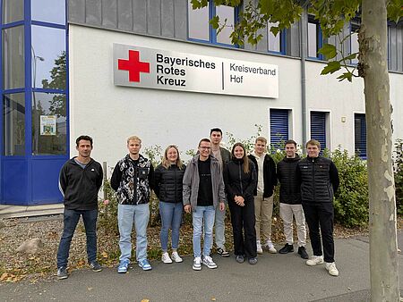 Neue Azubis und FSJler vor dem Kreisverband Hof