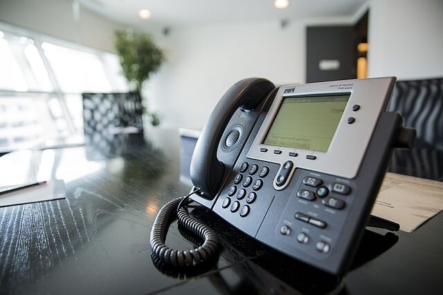 Telefon auf Schreibtisch