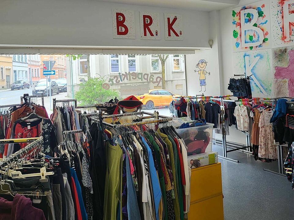 Blick in die Verkaufsecke der Rappelkiste im Kleiderladen