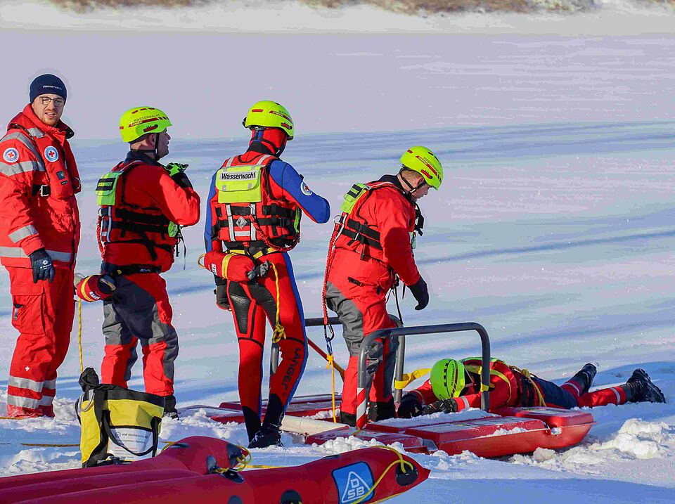 IMG_8746_vkl.jpg Due gerettete Person wird auf den Rettungsschlitten gezogen