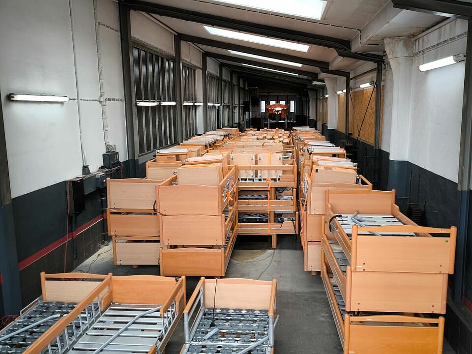 Blick in die mit Betten gefüllte Lagerhalle