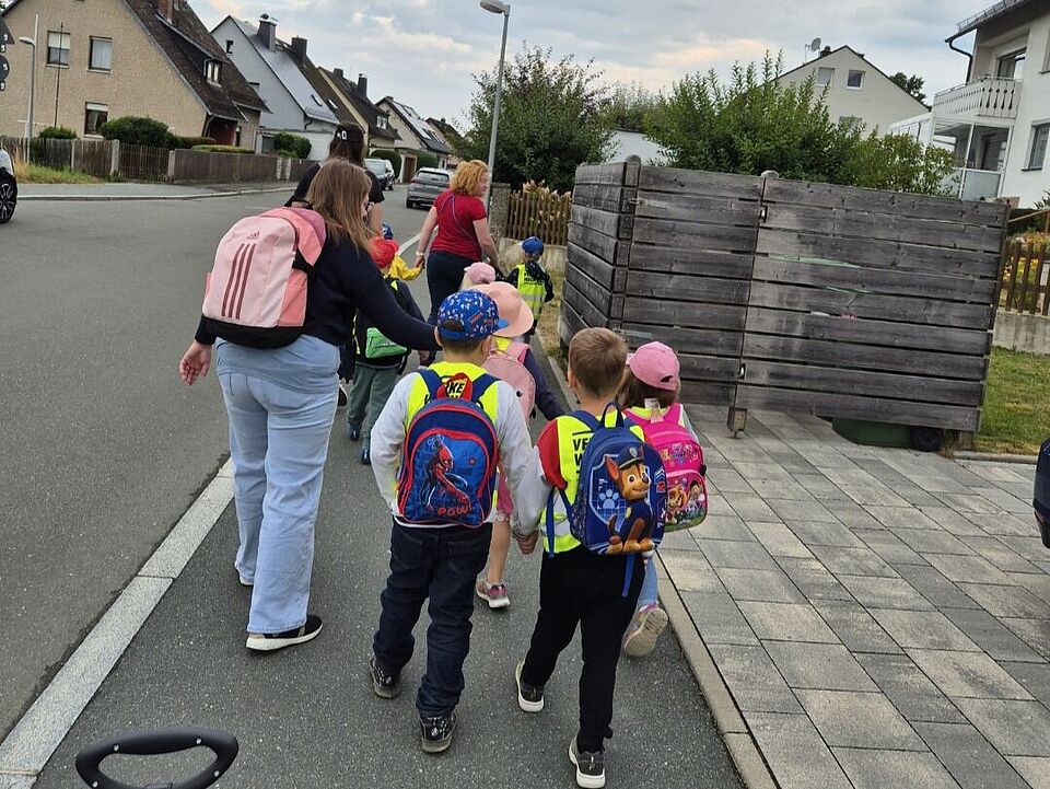Kinder der Kita Lindenstraße laufen auf dem Gehsteig