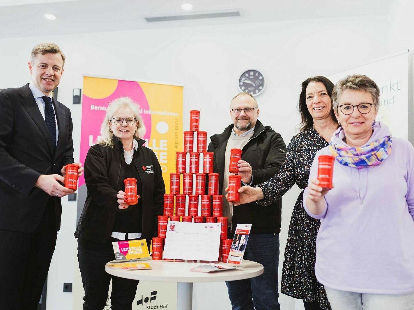 Bei der Übergabe der gespendeten Notfalldosen in der Leitstelle Pflege Hofer Land (von links): Landrat Dr. Oliver Bär, Kirstin Weber (BRK Kreisverband Hof), Markus Hannweber (Integrierte Leitstelle Hochfranken), Alexandra Puchta (Leitstelle Pflege Hofer Land), Kathrin Hücherig (Pflegestützpunkt Hofer Land)