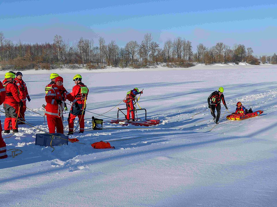 IMG_8764_vkl.jpg Verschiedene Rettungsmittel stehen auf dem Eis